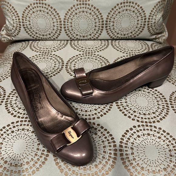 Salvatore Ferragamo Vera Pumps size 8 - Picture 2 of 7